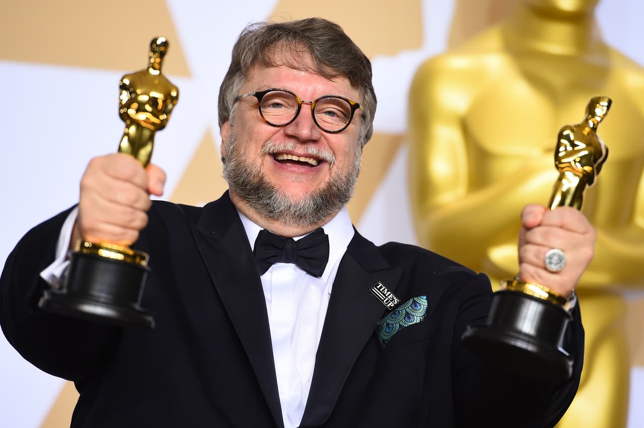 <b>Guillermo del Toro, director de cine mexicano.</b> Es otro de los nombres de 
<a href="https://www.univision.com/noticias/trending/otra-vez-un-mexicano-es-el-mejor-guillermo-del-toro-oscar-a-la-direccion-y-la-mejor-pelicula-por-la-forma-del-agua" target="_blank">esta 'generación dorada' de directores de cine mexicanos</a> que triunfan en Hollywood y, claro, en el mundo. En la edición de este año de los premios de la academia, Del Toro ganó como mejor director por su película 'The shape of water'. Esta generación de directores está dejando un sello profundo en el cine a nivel mundial. Cuatro de los últimos cinco ganadores del Oscar al mejor director fueron mexicanos: Alfonso Cuarón (2014), Alejandro Iñárritu (2015 y 2016), y Guillermo del Toro (2018). "La poción de Guillermo del Toro intoxica. Su marca de alquimia incluye una pizca de macabro, una pizca de melancolía y algunos puñados de terror deslumbrante, pero luego agrega esa cantidad perfecta de capricho que mantiene a su audiencia agarrada a la pantalla", 
<a href="http://time.com/collection/most-influential-people-2018/5217579/guillermo-del-toro/" target="_blank">detalla el texto</a> del actor y director Jordan Peele.