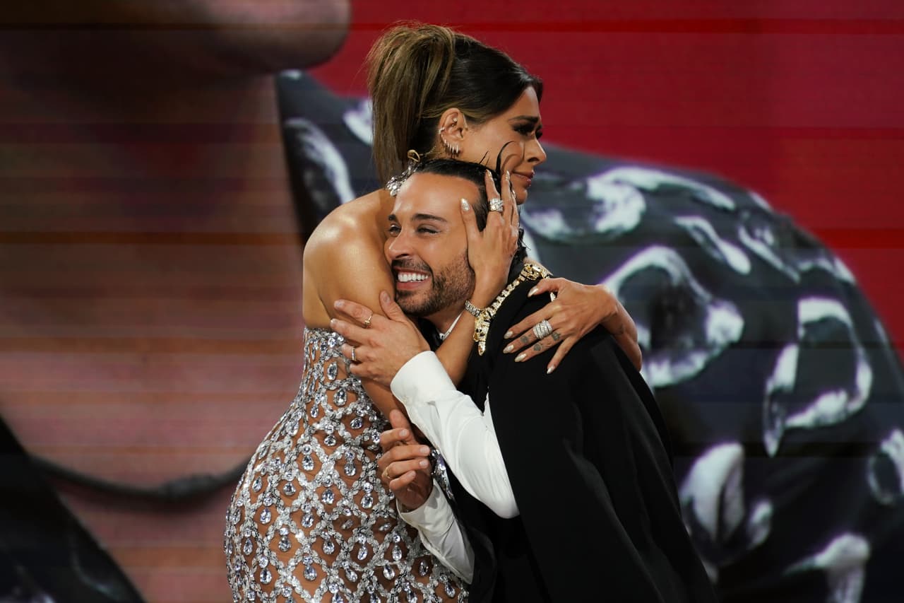 Galilea Montijo también se ofreció a consolarlo en cuanto tomó su lugar, ya que era la primera vez que un famoso eliminado reaccionaba así, con tanta emoción.