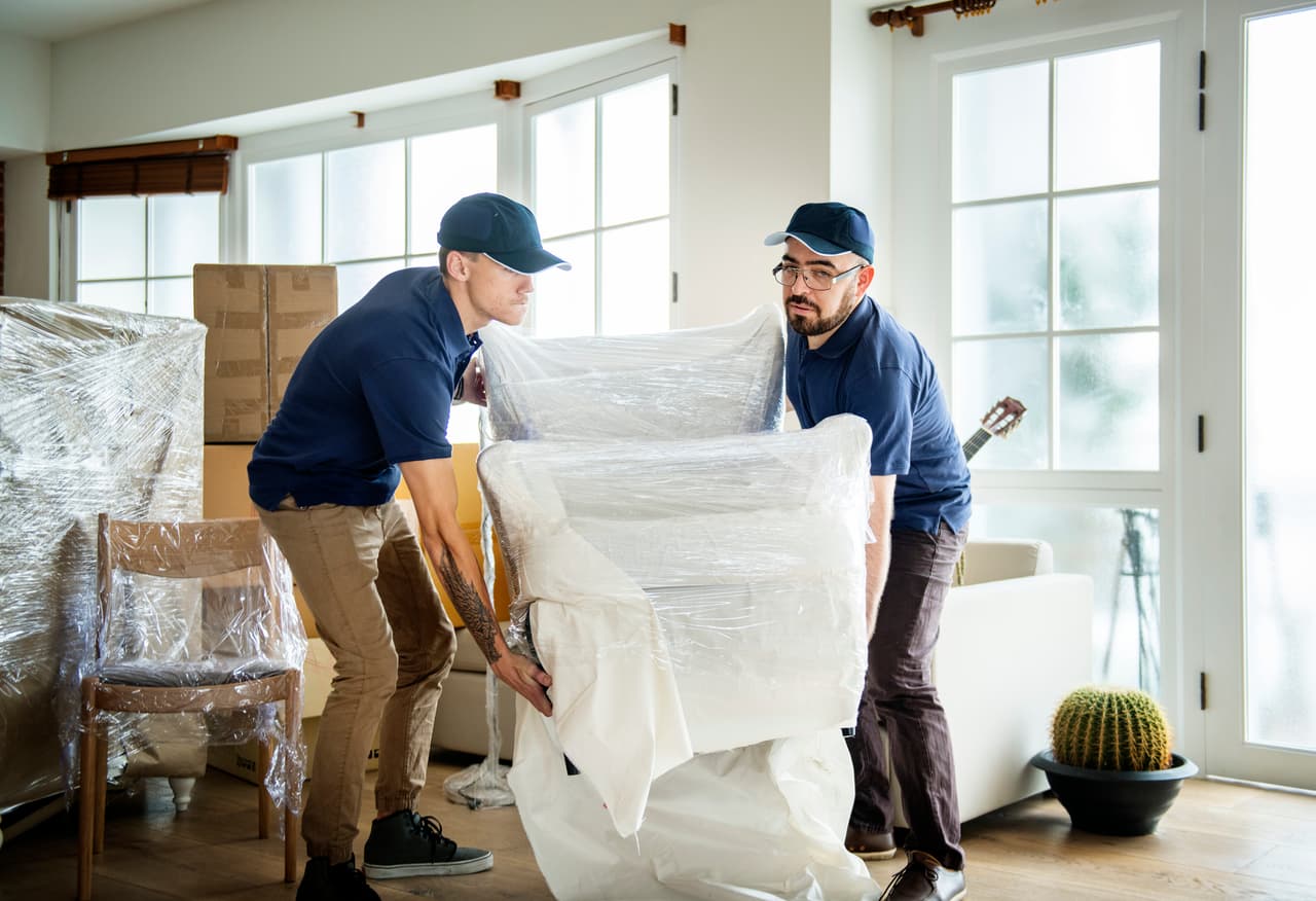 <b>Mudanzas</b>
<br>
<br>El 
<a href="https://www.univision.com/noticias/estados-unidos/bienes-raices-casas-venta-rapida-mercado-inmobiliario-2021-fotos"><u>mercado inmobiliario vive un momento excepcional</u></a>, y mientras miles de familias cambian de estado o ciudad, la industria de las mudanzas sufre escasez de mano de obra. La necesidad de estas compañías por atraer empleados ha sido tan aguda que el salario de los trabajadores no administrativos aumentó cai 14% en 2021, a 745 dólares a la semana, sin embargo, 
<a href="https://www.washingtonpost.com/business/2021/06/15/industries-with-worker-shortages/"><u>las empresas de mudanzas no encuentran suficientes trabajadores</u></a>.