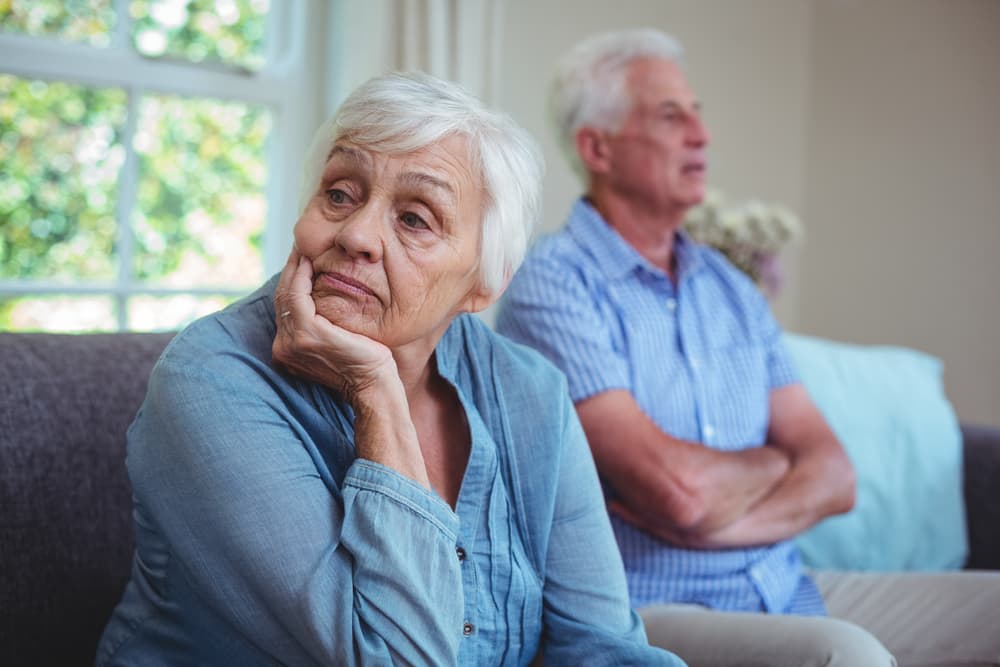 Puede ocurrir cuando traes a colación el pasado, y esos recuerdos te impiden vivir el presente poniendo un tono de nostalgia en la relación, que en esos momentos claves puede causar tristeza y desear a tu pareja que mejor calles y no insistas en algo que ya pasó. Los cambios bruscos de modo, al igual que hace tu regente en sus fases pueden sacar de quicio a tu pareja.
<br>