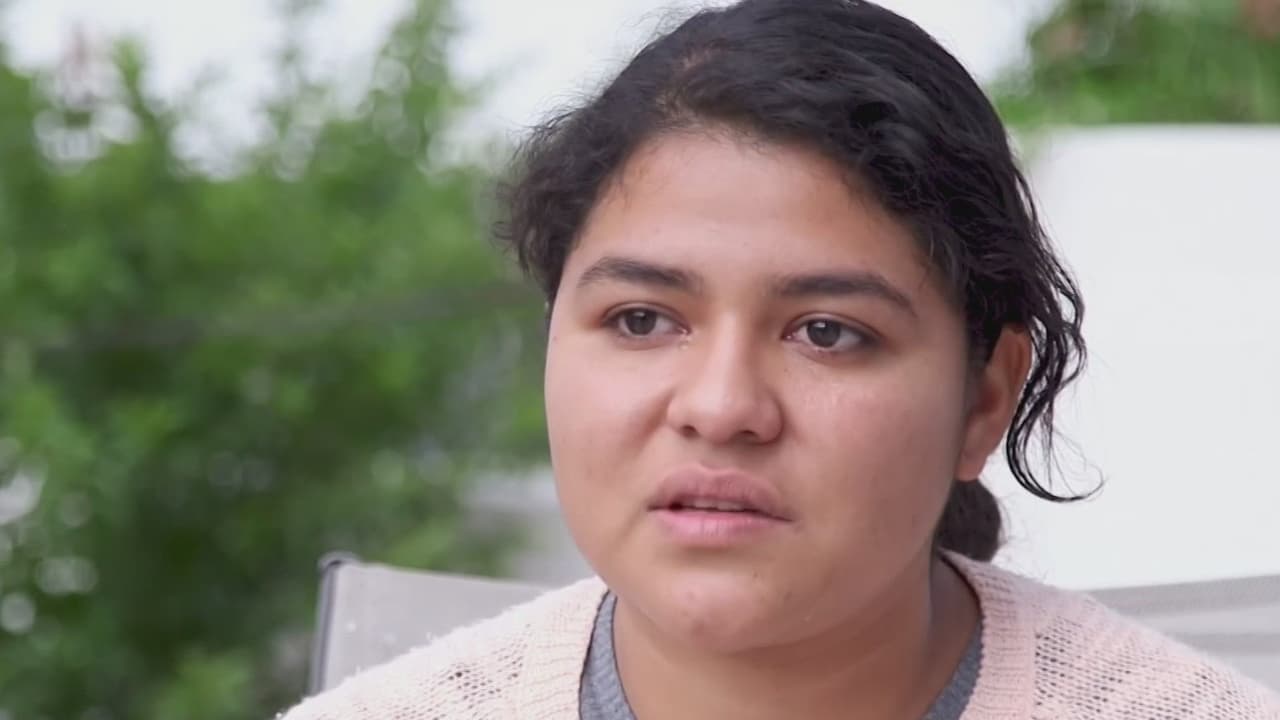 <b>Joven indígena que mató al hombre que la violó es dejada en libertad: asegura que teme por su vida</b>
<br>
<br>La vida de Roxana Ruiz Santiago cambió para siempre en mayo de 2021 cuando Sinaí Cruz, de 21 años, abusó sexualmente de ella. Tras el hecho, y en un impulso de supervivencia, la joven indígena lo asfixió y le hizo varios cortes en su cuerpo, causándole la muerte. Tras ser capturada, la mujer fue acusada de homicidio y estuvo en prisión preventiva durante nueve meses en México; sin embargo, la fiscalía determinó que actuó en legítima defensa y fue absuelta.