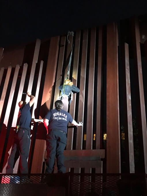 En meses recientes, bomberos y agentes migratorios han logrado rescatar a varios migrantes que fueron abandonados en la cima del muro o que dejaron colgados en arneses.