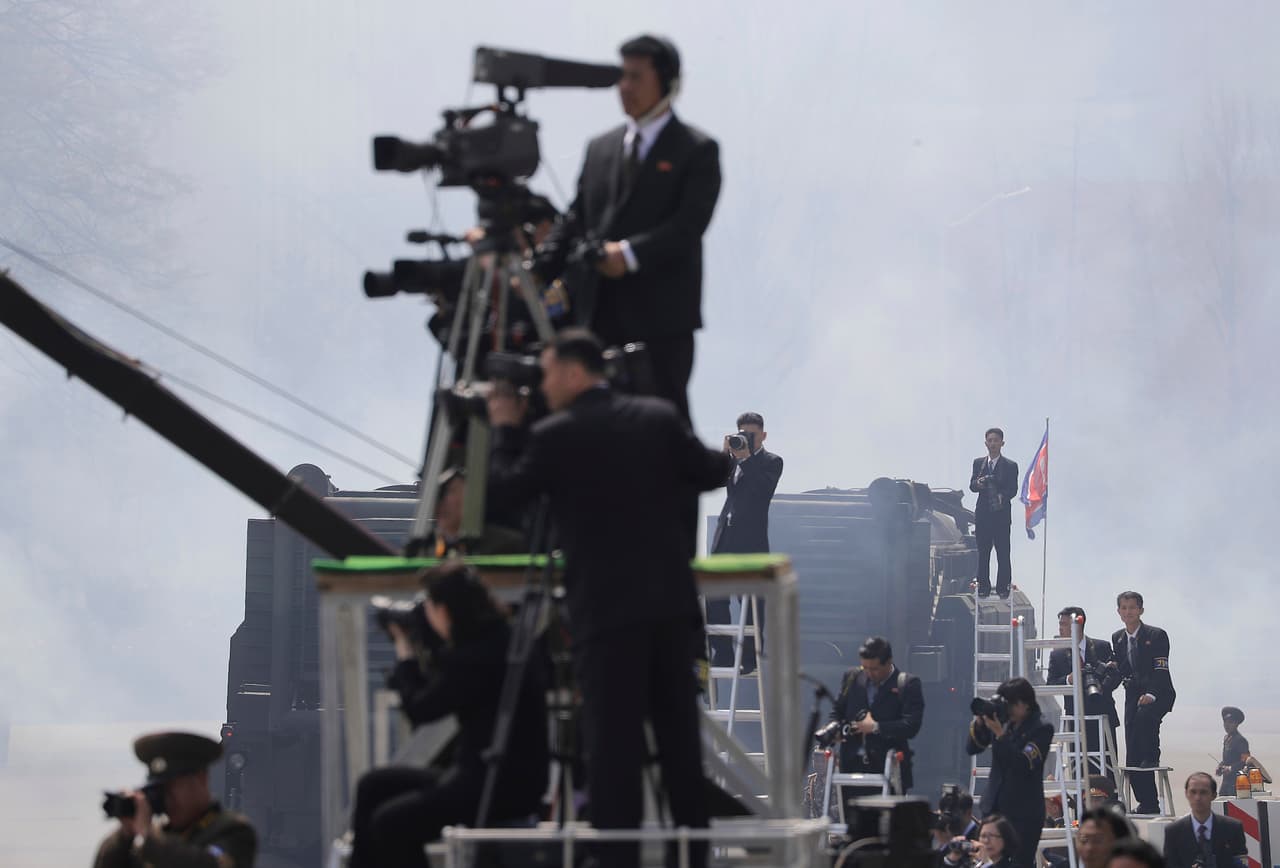Periodistas, fotógrafos y camarógrafos captando el desfile de Corea del Norte.