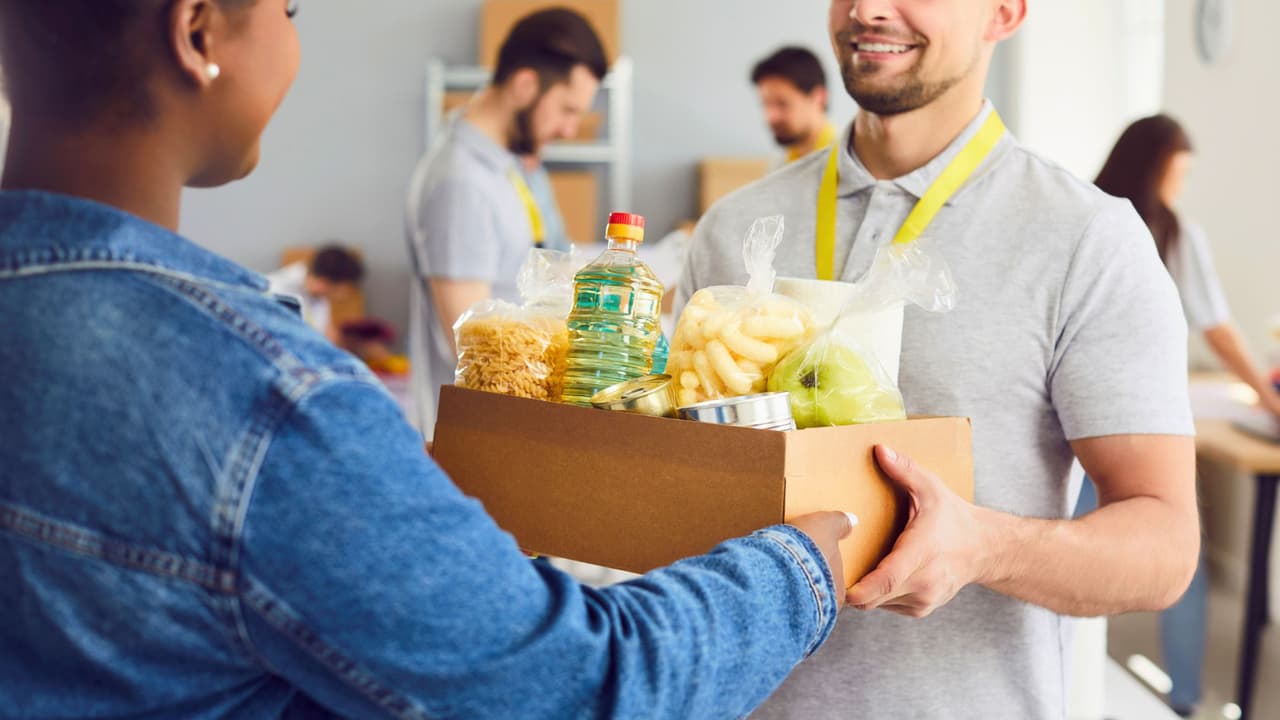 <h3 class="cms-H3-H3">🙌 Voluntariado en familia</h3>
<br>
<b>Otra forma significativa de celebrar es ayudando a otros.</b> Algunas organizaciones locales ofrecen oportunidades de voluntariado en familia, como repartir comida, ayudar en refugios o colaborar en eventos comunitarios:
<br>
<b>North Texas Food Bank (Plano) –</b> Requiere registro previo, pero hay espacios para familias.📍 
<a href="https://maps.app.goo.gl/bUjhvgqjteX8JnR1A" target="_blank">3677 Mapleshade Ln, Plano</a>
<br>
<b>Catholic Charities Dallas –</b> Apoya con despensas, ropa o actividades comunitarias.📍 
<a href="https://maps.app.goo.gl/oZ6A8n32KN5U3nJC9" target="_blank">1421 W. Mockingbird Ln, Dallas</a>
<br>
<b>Operation Kindness (Carrollton) –</b> Refugio para animales con oportunidades para ayudar.📍 
<a href="https://g.co/kgs/UCh8PpF" target="_blank">3201 Earhart Dr, Carrollton</a>