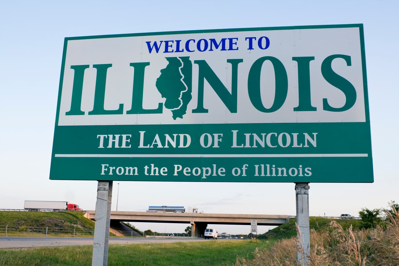 <b>Puesto 18. Illinois </b>
<br>
<br>Puntaje total: 56.63.
<br>
<br>Asequibilidad: puesto 37.
<br>
<br>Economía: puesto 49. 
<br>
<br>Educación y salud: puesto 20.
<br>
<br>Calidad de vida: 3. 
<br>
<br>Seguridad: 8.
<br>
<br>Los estados con el costo de vivienda más alto son Nueva York, Florida, Oregon, Hawai y California (el puesto 50 entre los estados con la vivienda más cara). 
<br>