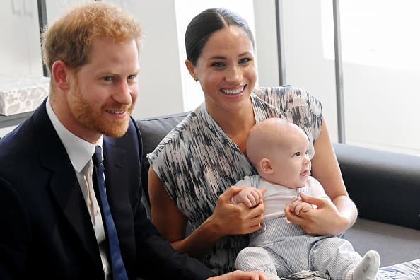 <h3 class="cms-H3-H3">6.- Una crianza sin estereotipos </h3>
<br>
<br>Mientras las acciones de Meghan Markle parecen ser una especie de manifiesto en contra de los protocolos reales, por otro lado está muy clara en 
<b><a href="https://www.univision.com/famosos/con-papa-harry-de-camarografo-archie-regala-sonrisas-leyendo-con-meghan-markle-en-su-cumpleanos-video" target="_blank">educar a su hijo Archie</a></b>, y a la niña que está por llegar, lejos de viejos estereotipos.