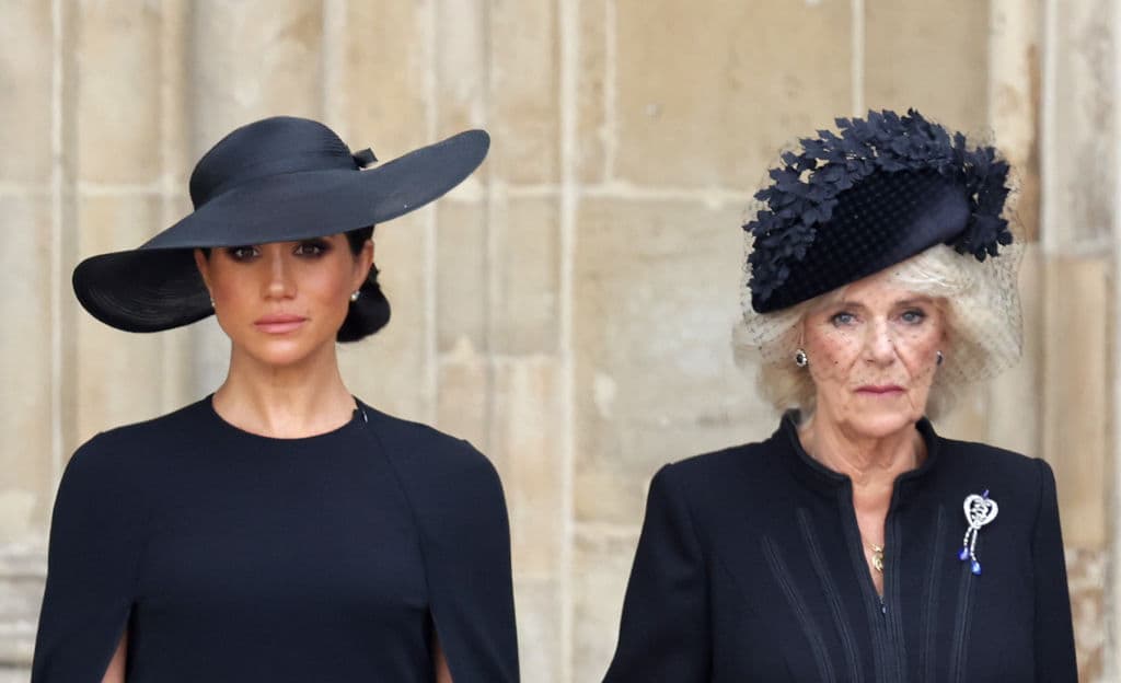 <h3 class="cms-H3-H3">El broche que eligió llevar Camila</h3>
<br>
<br>Camila llevó un broche de diamante llamado 
<i>Hesse Diamond Jubilee</i>, indicaron medios especializados. La reina consorte llevó el prendedor en forma de corazón, en la solapa izquierda de su atuendo. 
<b>La joya tiene el número 60 en diamante y zafiro. ¿Cuál es la historia del broche? La revista Vogue en su edición británica apunta que fue un regalo para la reina Victoria de parte de sus nietos, descendientes de la princesa y duquesa de Hesse y del Rin, Alicia.</b>
<br>
<br>La revista apunta que la última vez que esta pieza había sido vista fue en 1897, en el Instituto Imperial de Londres. Camila se unió a la familia real oficialmente en 2005, momento en que el broche reapareció, para luego usarlo en varios eventos públicos. Según apunta la publicación,
<b> este broche de Camila, que rompe con la tradición de las perlas y los diamantes en luto, parece un guiño a la reina Isabel que era "famosa" por enviar mensajes a través de sus broches.</b>