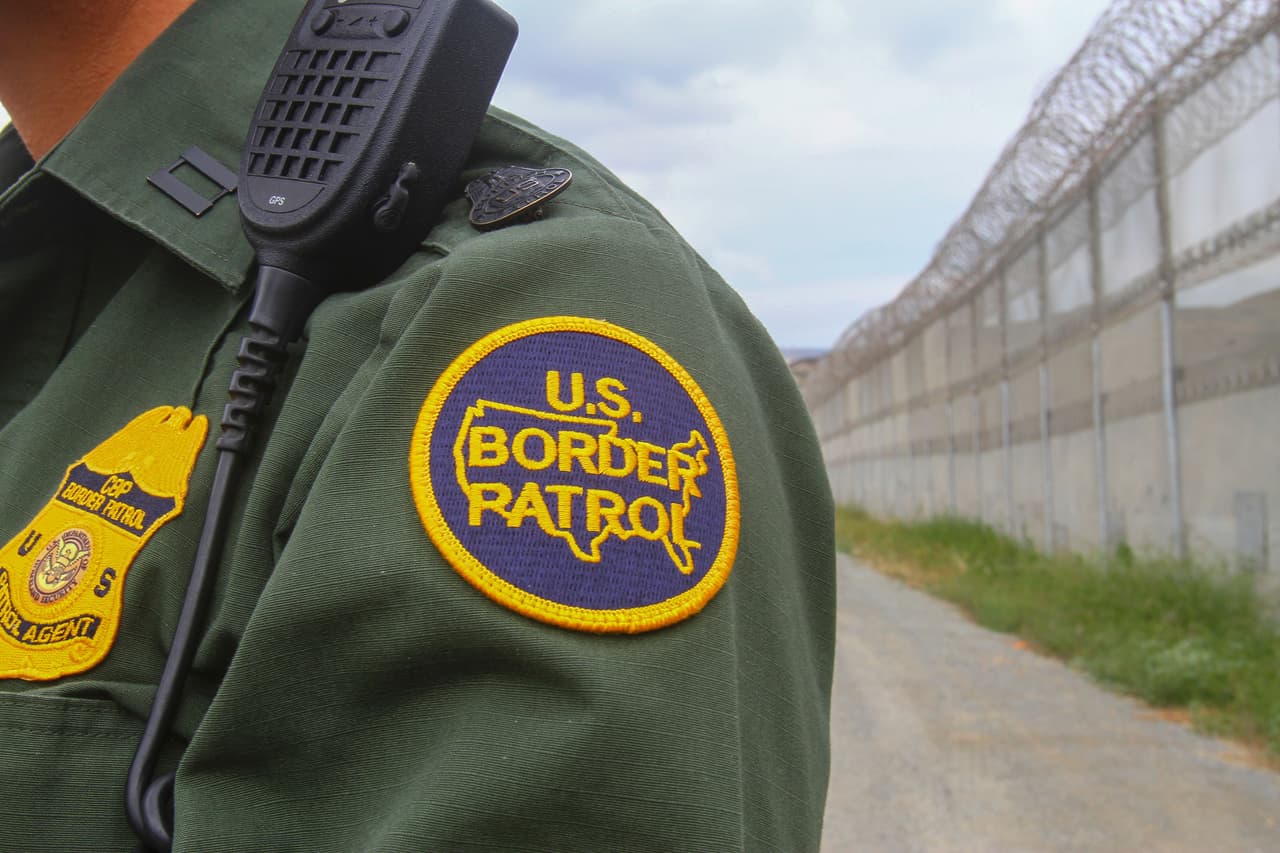 Otra de las medidas que ha tomado el gobierno es que los inmigrantes que son detenidos cruzando el río grande en Texas ya no serán enviados por avión a las fronteras de 
<a href="https://www.univision.com/temas/el-paso">El Paso</a> ni de 
<a href="https://www.univision.com/temas/san-diego">San Diego</a>. Esta medida llega al mismo tiempo que organizaciones defensoras de inmigrantes reclaman el cese de esta medida porque ponía en peligro la integridad de las personas. 
<br>