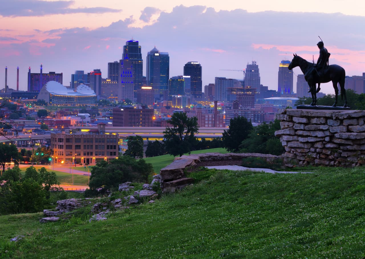 <b>8. Kansas City, Misuri</b>
<br>
<br>Aunque tal vez no tenga la misma fama y la gloria de St. Louis, su ciudad hermana, Kansas City puede sacar pecho por tener mejores precios de gasolina y mejor tráfico. En promedio, un galón de gasolina cuesta $1.92, el cuarto mejor promedio en todo el país, y un viaje al trabajo dura alrededor de 21.8 minutos.
<br>