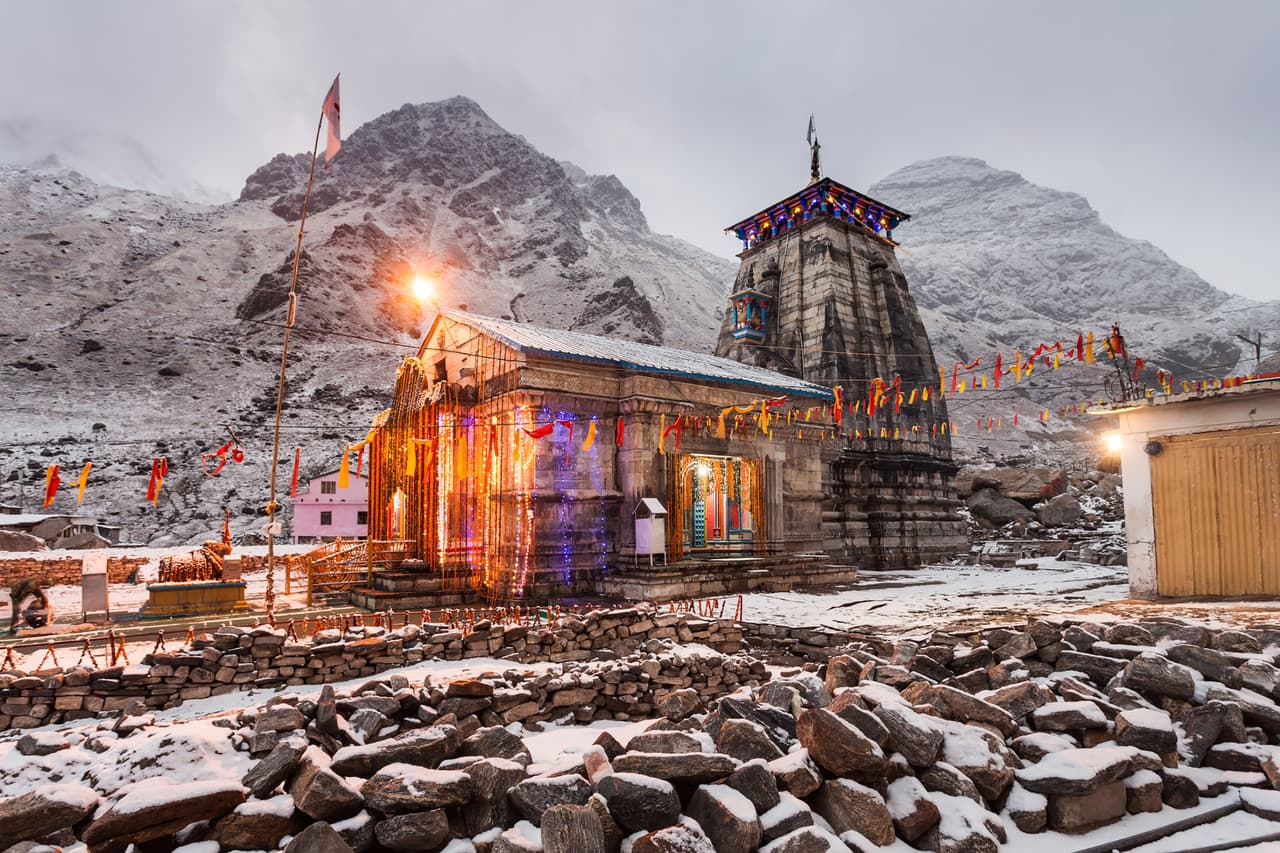 <b>Uttarakhand (India)</b>
<br>
<br>Una iniciativa de turismo empodera a las mujeres locales y brinda a los viajeros un acercamiento a la vida íntima en aldeas alrededor del Himalaya. La organización sin fines de lucro 
<i>Fernweh Fair Travel</i> capacita a viudas y sobrevivientes de violencia doméstica para que ofrezcan alojamiento en sus casas, cocinen para los visitantes y sean guías. 
<br>
<br>El turismo en la zona apoya programas ambientales y educativos en al menos nueve pueblos remotos.
<br>