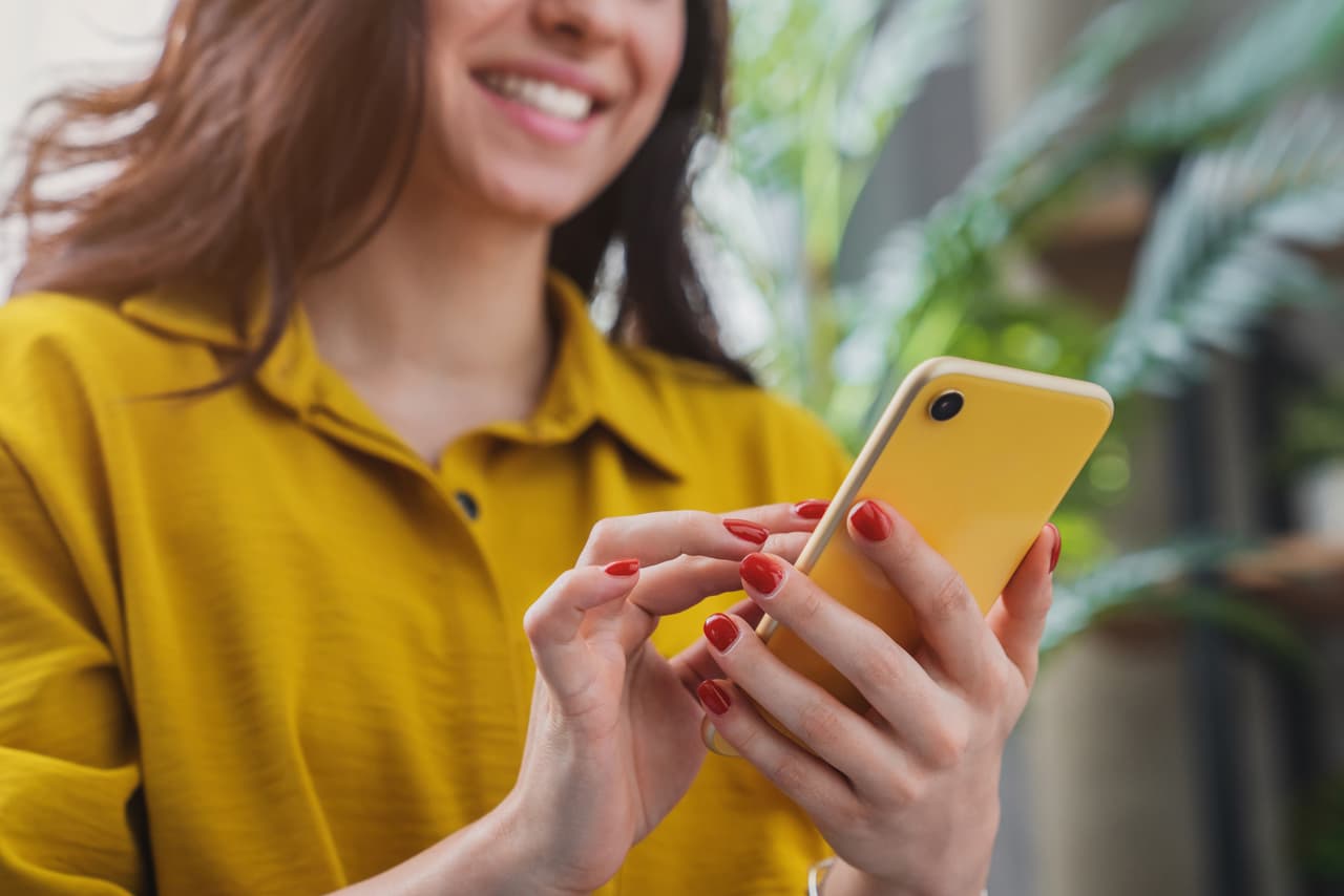 <h3 class="cms-H3-H3"><b>4. Bloquea tu teléfono</b></h3>
<br>
<br>Puede parecer una obviedad, pero aunque no tenga un trabajo considerado "sensible", su información debe estar protegida con una contraseña de cuatro o seis dígitos, puesto que de no ser así, permite un acceso directo a datos bancarios y contraseñas, incluso de un 
<i>hacker</i> que manipule los datos a distancia.