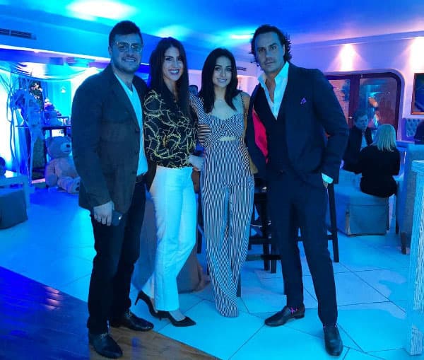 Paul Stanley y Renata Notni fueron muy bien acompañados.