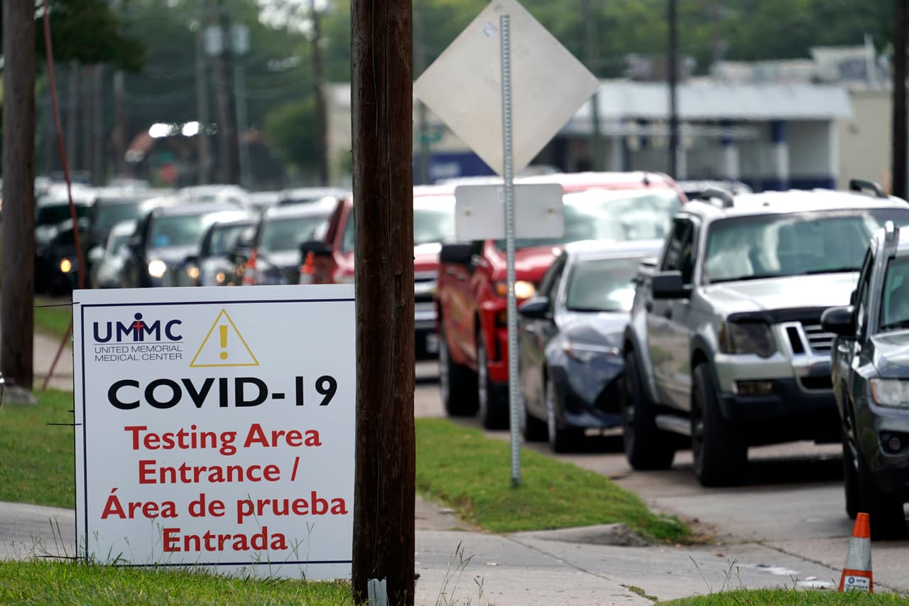 Varon dice que el hospital pronto podría dedicar todas las instalaciones para tratar pacientes de covid-19. Afuera, largas filas de autos esperan horas para las pruebas.