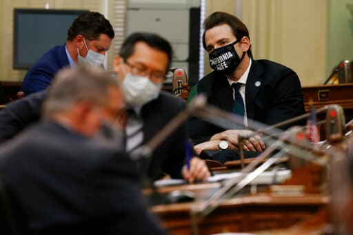 La propuesta es el primer paquete de alivio de coronavirus significativo del Senado estatal, a su regreso de actividades esta semana después de tomar su primer paro de trabajo, de seis semanas, no programado en 158 años.
