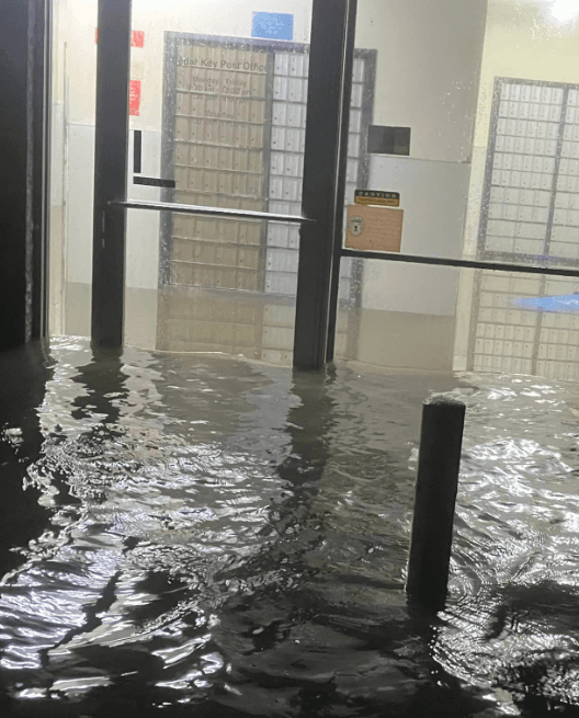Hasta 
<b>la oficina postal</b> de Cedar Key, en el condado Lee, se inundó poco más de 12 pulgadas en cuestión de horas.