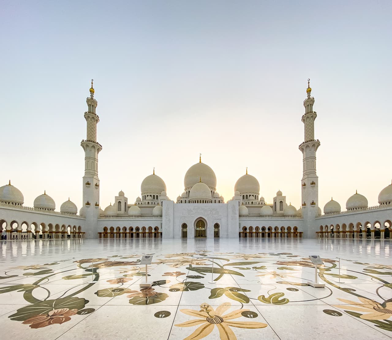 <b>Puesto 4. Gran Mezquita Sheikh Zayed. Abu Dhabi, Emiratos Árabes.</b>
<br>
<br>Es una de las mezquitas más grandes del mundo y lleva el nombre de Sheikh Zayed bin Sultan Al Nahyan, el 'padre' de Emiratos Árabes Unidos. El edificio tiene 1,096 columnas incrustadas de amatista y jaspe, 82 cúpulas de mármol blanco, espejos de agua y un patio con arte en mosaico de mármol. Fue completada en 2007.