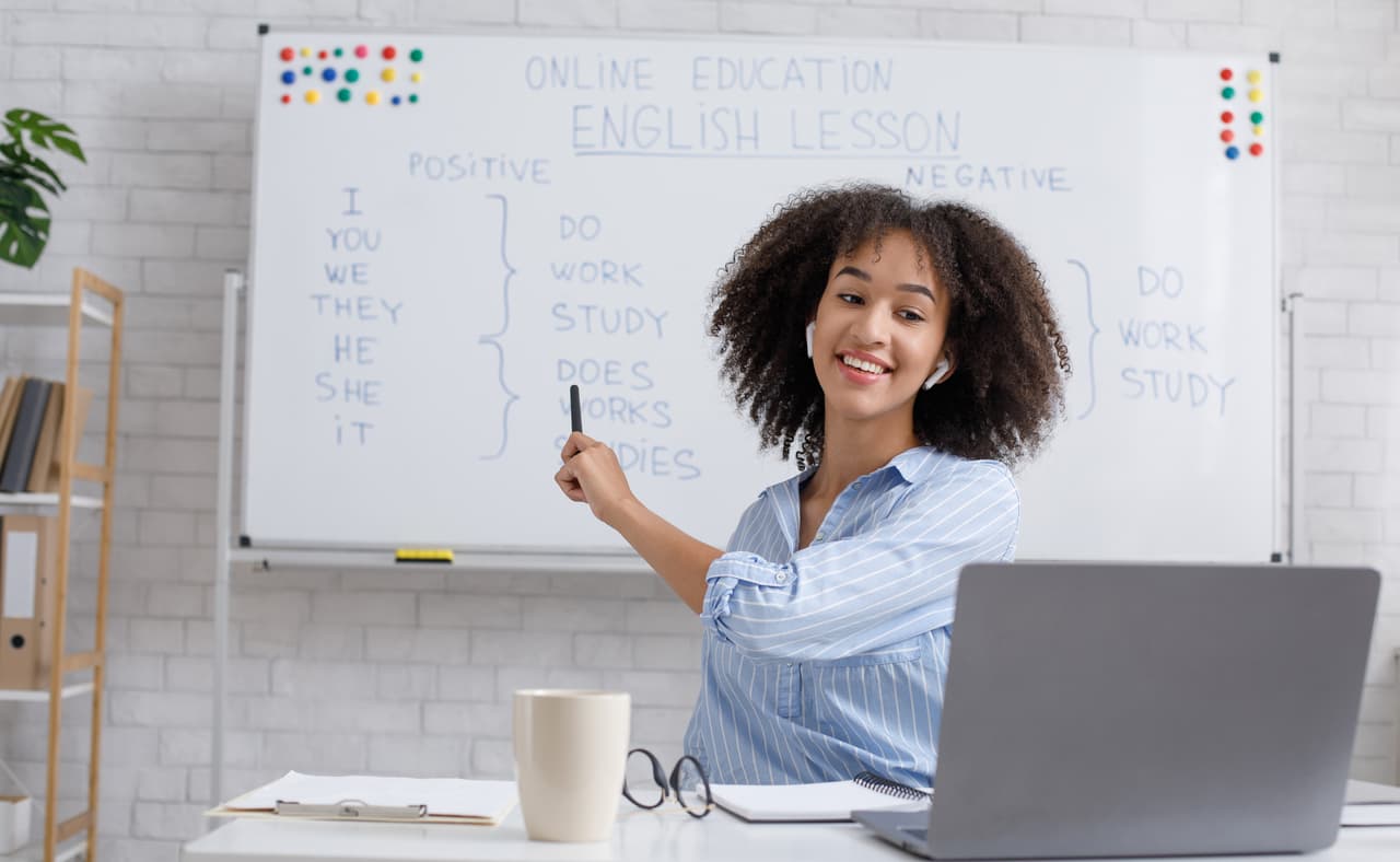 <h3 class="cms-H3-H3">10. Puede convertirse en un maestro en línea</h3>
<br>
<br>La web TutorMe contrata a personas especializadas en alguna área y les paga $16 la hora por dar una clase a estudiantes en línea. Solo necesita una computadora, una conexión de Internet y el conocimiento necesario para cumplir su función. Otros sitios que ofrecen esta opción son Preply, en la que los usuarios fijan sus propias tarifas, que suele rondar entre los $15 y $25.
<br>