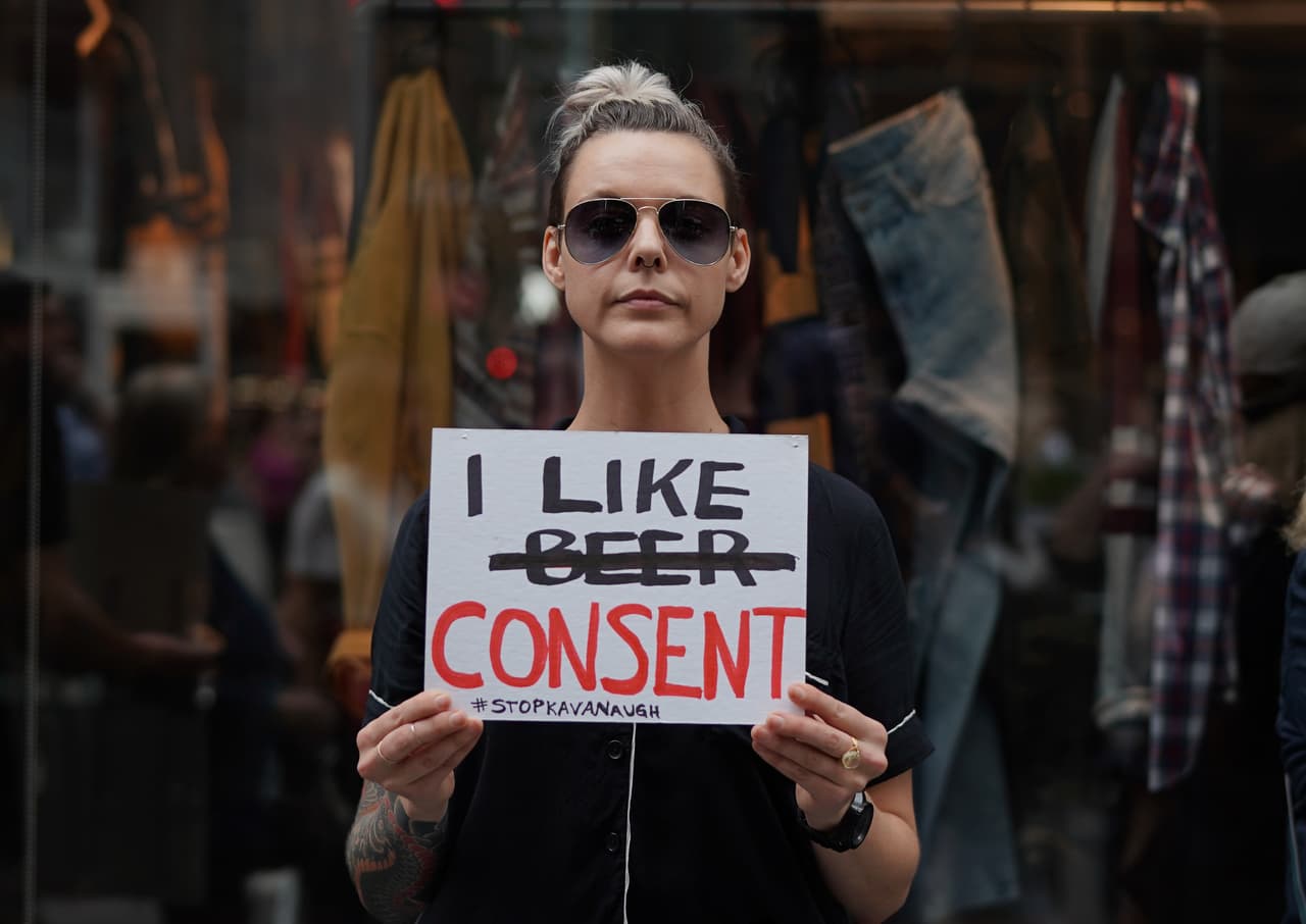 “Me gusta el consentimiento”, se lee en el mensaje que tapa la palabra “beer” (cerveza). Hace referencia al gusto de Kavanaugh por esta bebida durante las entrevistas con los miembros del Comité Judicial del Senado.