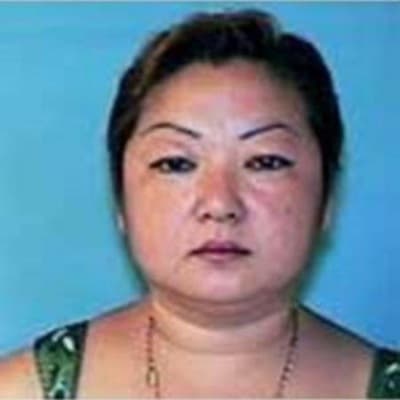 <h3 class="cms-H3-H3">Wei Li Pang</h3>
<br>
<br>Esta mujer china de 50 años 
<b>está acusada de transportar personas entre estados para involucrarlas en actividades sexuales ilegales. </b>
<br>
<br>Propietaria de varios comercios de masajes, Pang 
<a href="https://www.fbi.gov/wanted/human-trafficking/weili-pang" target="_blank">se declaró culpable de dos cargos en el Tribunal de Distrito de los Estados Unidos, Distrito Oeste de Missouri</a>, luego de ser señalada por ayudar 
<b>e instigar a otras para participar en el tráfico de personas</b> con la intención de que se dedicaran a la prostitución dentro de sus salones y otros lugares. 
<br>
<br>La agencia dice que Pang ayudó
<b> a transportar al menos cinco mujeres entre 2006 y 2007.</b>
<br>