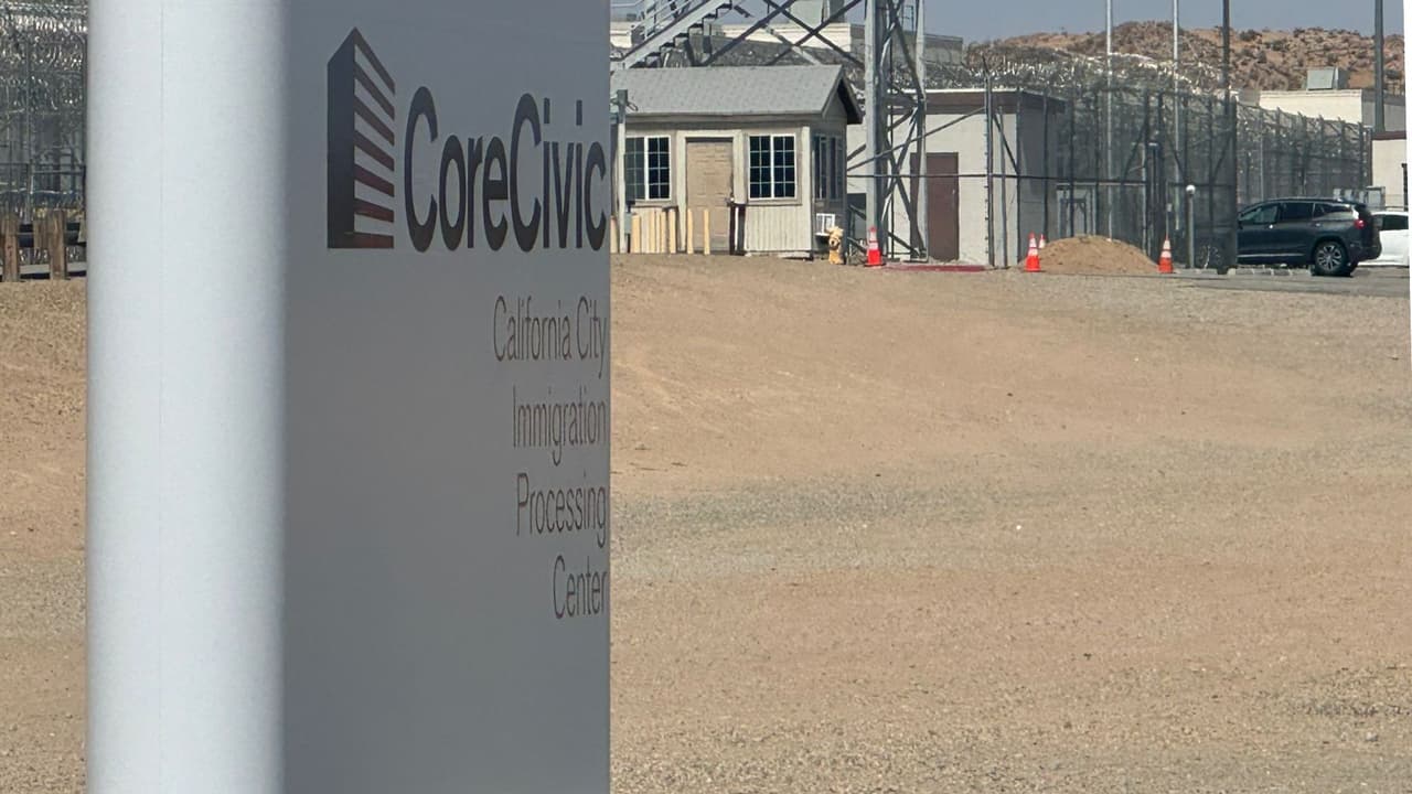 “Asustaría a mucha gente inmigrante”: comunidad se opone a nuevo centro de detención de ICE en Kern