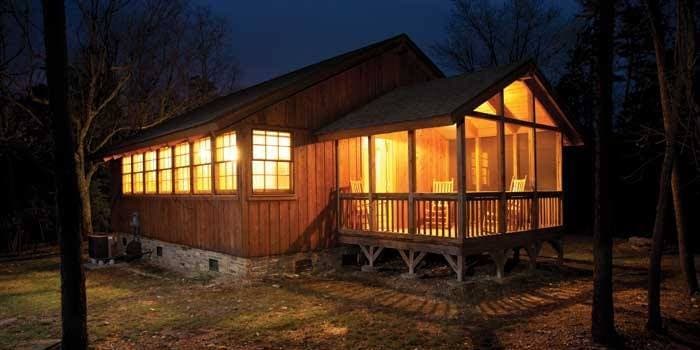 <b>Pasa la noche en medio de la naturaleza. </b>No estamos hablando de que te vayas a acampar con tu tienda, pero si quieres estar fuera de la ciudad, 
<b><a href="https://www.univision.com/local/north-carolina-wuvc/mejores-cabanas-parques-carolina-norte-invierno-2024-fotos">muchos parques estatales cuentan con cabañas para disfrutar de veladas acogedoras y cómodas.</a></b>