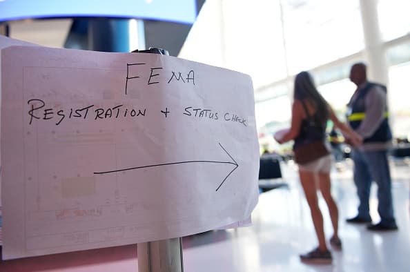 La 
<b><a href="https://www.univision.com/local/austin-kakw/ayuda-de-fema-tras-la-tormenta-invernal-en-texas">Agencia Federal para el Manejo de Emergencias</a></b> (FEMA, por sus siglas en inglés) brinda ayuda asistencia financiera y servicios directos para personas y hogares que fueron afectados por las 
<a href="https://www.univision.com/local/dallas-kuvn/representantes-de-ercot-se-defienden-diciendo-que-sin-los-apagones-podriamos-haber-quedado-sin-energia-por-meses">históricas tormentas que dejaron a más de 4 millones de residentes del estado sin energía eléctrica</a>.