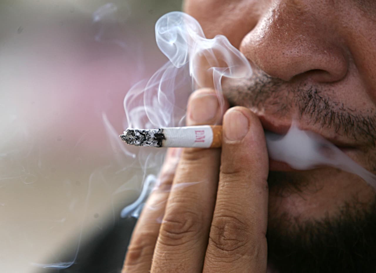 <h2 class="cms-H2-H2">13. Nueva Zelanda probará una ley novedosa para reducir el consumo de tabaco</h2>
<br>
<br>En 2023, Nueva Zelanda pondrá en marcha una ley que prohíbe la venta de cigarrillos de tabaco a cualquier persona que haya nacido después de 2008. 
<br>
<br>Según las nuevas leyes, la edad mínima para fumar en Nueva Zelanda se elevará año tras año hasta que se aplique a toda la población. A partir de 2023, aquellos que hayan nacido después de 2008 no podrán comprar cigarrillos por el resto de sus vidas.