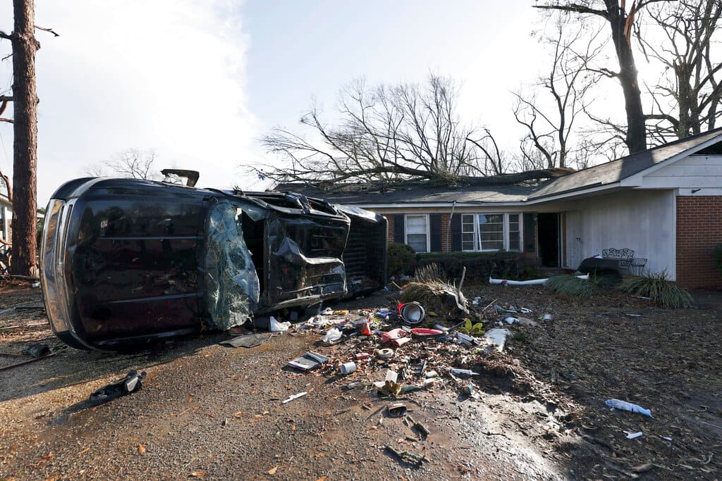 En Jackson, Georgia, 
<b>una persona murió cuando un árbol cayó sobre su vehículo</b> durante la tormenta, dijo la forense del condado de Butts, Lacey Prue. En el mismo condado, al sureste de Atlanta, la tormenta parecía haber descarrilado un tren de carga, dijeron las autoridades.