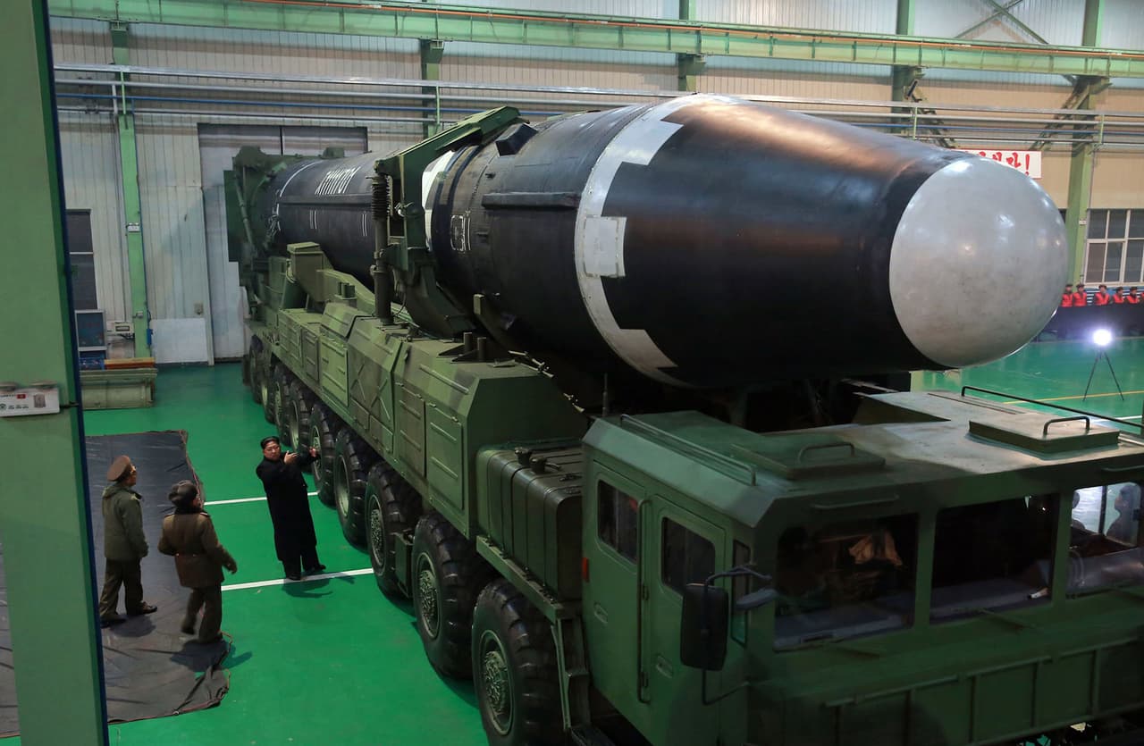 El gobierno norcoreano facilitó una serie de fotografías del misil balístico intercontinental Hwasong-15 que no pudieron ser verificadas independientemente pero que muestran un misil de punta más redondeada y mayores dimensiones con respecto al ICBM lanzado anteriormente por Pyongyang.