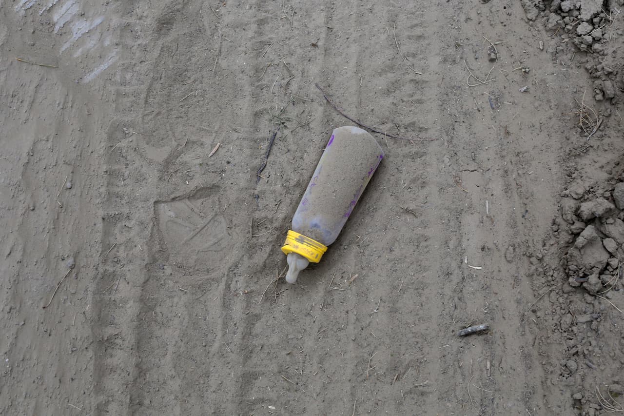 Un biberón yace abandonado cerca del río (Grande en Estados Unidos, Bravo en México) que surca la frontera sur del país, en la localidad de Roma, Texas, fronteriza con Ciudad Alemán, Tamaulipas. En cuanto cae la noche, aparece un número creciente de balsas que transportan inmigrantes, de acuerdo con la agencia AP. 
<a href="https://www.univision.com/noticias/inmigracion/frontera-mexico-estados-unidos-arribo-migrantes-ultimo-mes-omplica-gobierno-biden" target="_blank">Más de 100,000 inmigrantes cruzaron hacia EEUU solamente en febrero pasado. </a>