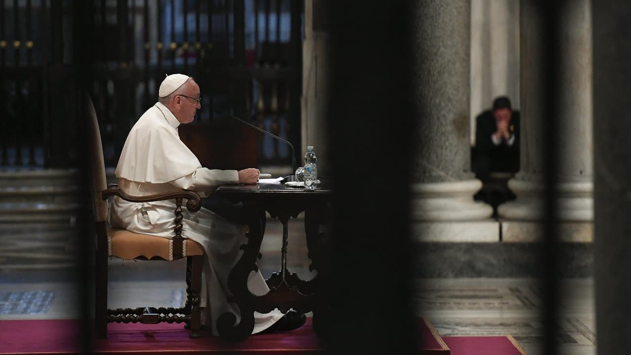 El Papa aprueba una norma para expulsar a obispos que encubren abusos sexuales