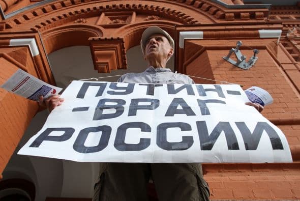 El alcalde en funciones de Moscú, Serguéi Sobianin, se pronunció a favor de que el dirigente opositor Alexéi Navalny se presente a las elecciones al Ayuntamiento de la capital rusa del próximo 8 de septiembre. Navalny decidió retirar su candidatura tras ser condenado la víspera a cinco años de cárcel en un caso de robo de madera y fraude, lo que de hecho le inhabilitaba para tomar parte en unas elecciones. Después de su arresto, condena y posteriores demostraciones en St. Petersburg y otras ciudades rusas, el bloguero fue puesto en libertad en forma inesperada. Al quedar en libertad hasta que se resuelva la apelación de la sentencia, el opositor podría concurrir teóricamente a los citados comicios. Tras abandonar la prisión preventiva de la ciudad de Kírov, unos 900 kilómetros al este de la capital, Navalny señaló que tomara una decisión cuando vuelva a casa. Mientras, el veterano opositor liberal, Borís Nemtsov, animó hoy a Navalny a postular su candidatura, "continuar hasta el final y ganar". "Estoy convencido de que si en las elecciones recibe más de un millón de votos, no se atreverán a encerrarlo. La garantía de inmunidad de Navalny depende directamente del apoyo popular", apuntó. Navalny, bloguero anticorrupción que sacó a la luz los trapos sucios del partido del Kremlin, era considerado hasta su condena ayer a cinco años de cárcel el dirigente opositor con mayor gancho electoral. Los analistas no creen en una posible victoria de Navalny en las elecciones a la alcaldía, pero consideran que su condena sí puede traerle réditos electorales. Uno de los organizadores en diciembre de 2011 de las mayores protestas antigubernamentales desde la caída de la Unión Soviética, Navalny fue el dirigente más votado cuando la oposición extraparlamentaria decidió crear un consejo coordinador.