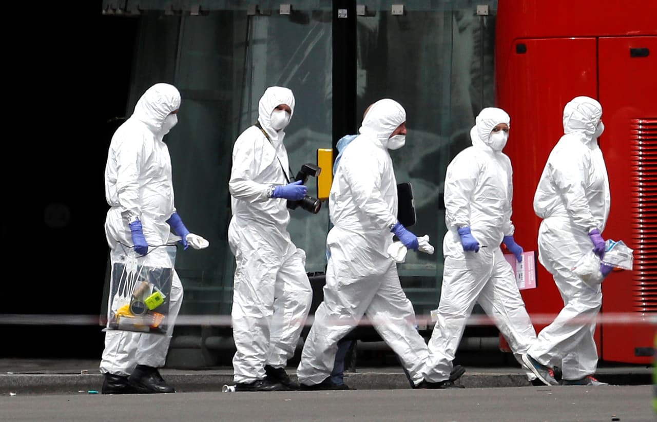Equipo de forenses en las afueras del Borough Market, donde ha ocurrido un ataque este sábado