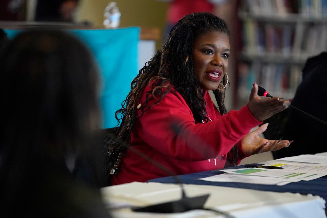 <b>La primera mujer negra en ser congresista por Missouri | </b>El logro es de la representante Cori Bush, quien aparece en la imagen en un conversatorio con estudiantes de la Sumner High School en St. Louis.
<br>
<br>En medio de la pandemia del covid-19, Bush fue una de las legisladoras que luchó por ampliar una moratoria a los desalojos de quienes no podían pagar su renta, un alivio que benefició a miles de personas afectadas por la crisis sanitaria.