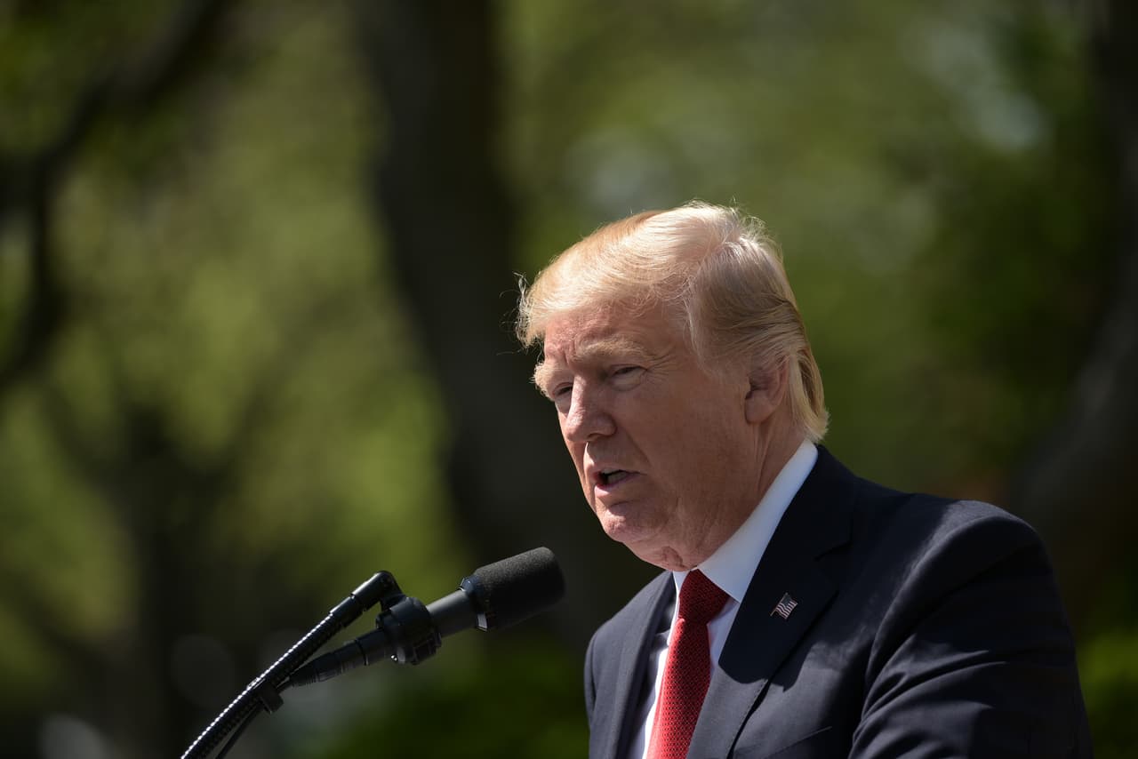 Así, hay
<b> un total de 14,900</b> armas nucleares, de las cuales un 
<b>93%</b> estaría en manos de solo dos países: 
<b>Estados Unidos y Rusia.</b>
<br>Aunque la cifra es alta, el número de amas nucleares que hay en el mundo ha decaído mucho desde la Guerra Fría, cuando alcanzó su pico en los años 80. 
<b><a href="http://thebulletin.org/background-and-mission-1945-2017">En 1986 se registraron 70,300 armas nucleares.</a></b>
<br>