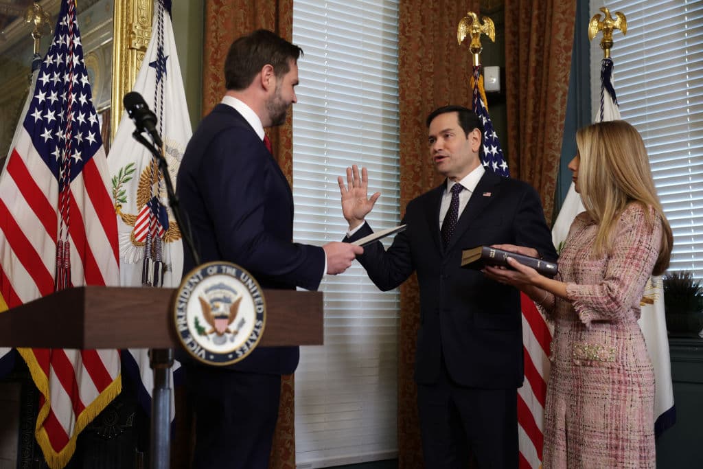 “Es un honor servir al país más poderoso y bueno de la humanidad”: Marco Rubio al juramentarse como Secretario de Estado