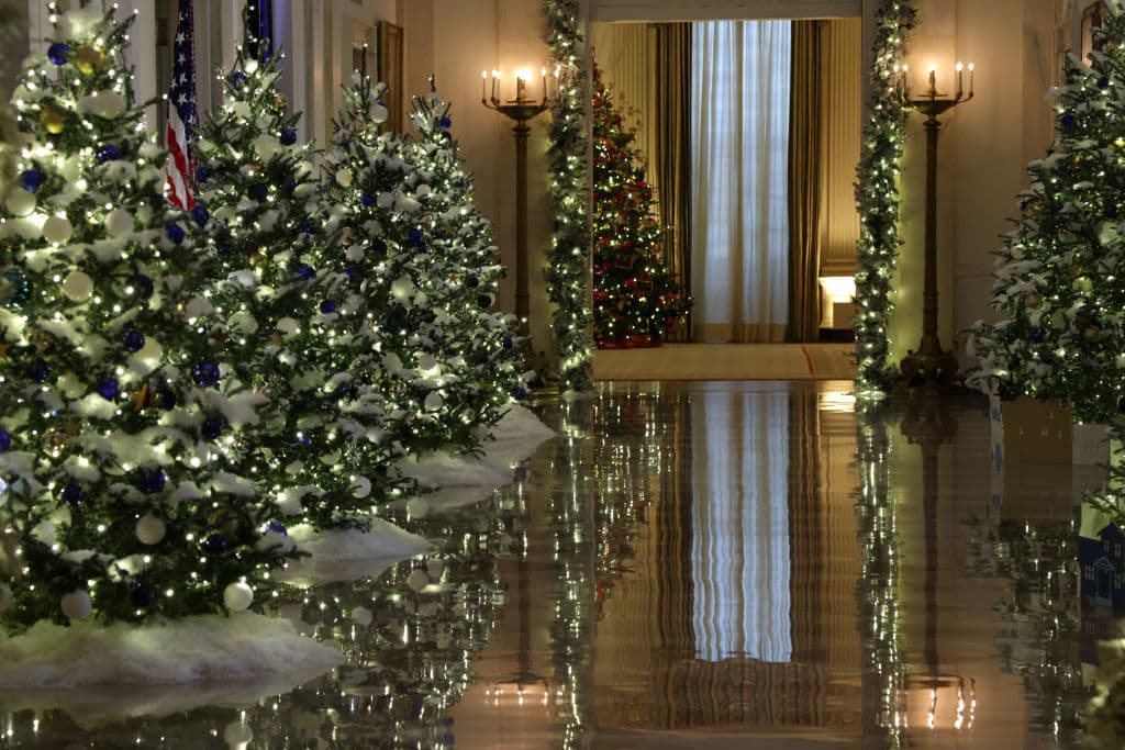 Más árboles y ornamentos navideños decoran el Cross Hall de la Casa Blanca.
