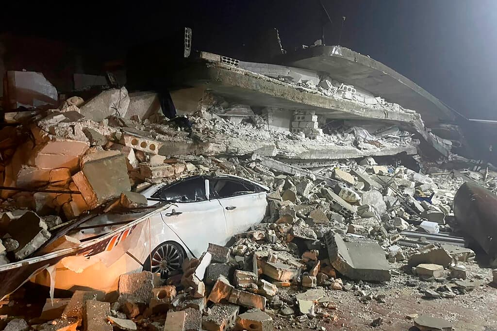 Horas más tarde, a las 11:24 de la mañana hora local, se produjo otro fuerte terremoto, de magnitud 7.5, a unas 75 millas (120 km) al norte del primero, cerca de Ekinözü.