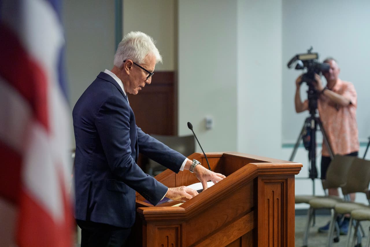 <h2 class="cms-H2-H2">Fiscal de Los Ángeles somete condenas a revisión</h2>
<br>
<br>
<b>3 de octubre 2024: </b>La oficina del fiscal de distrito del condado de Los Ángeles informó que 
<a href="https://www.univision.com/local/los-angeles-kmex/hermanos-lyle-y-erik-menendez-california-caso-nuevo-juicio-fiscalia-los-angeles">está revisando las condenas de los hermanos Lyle y Erik Menéndez</a>, abriendo la posibilidad de un nuevo juicio a casi 35 años de su crimen.