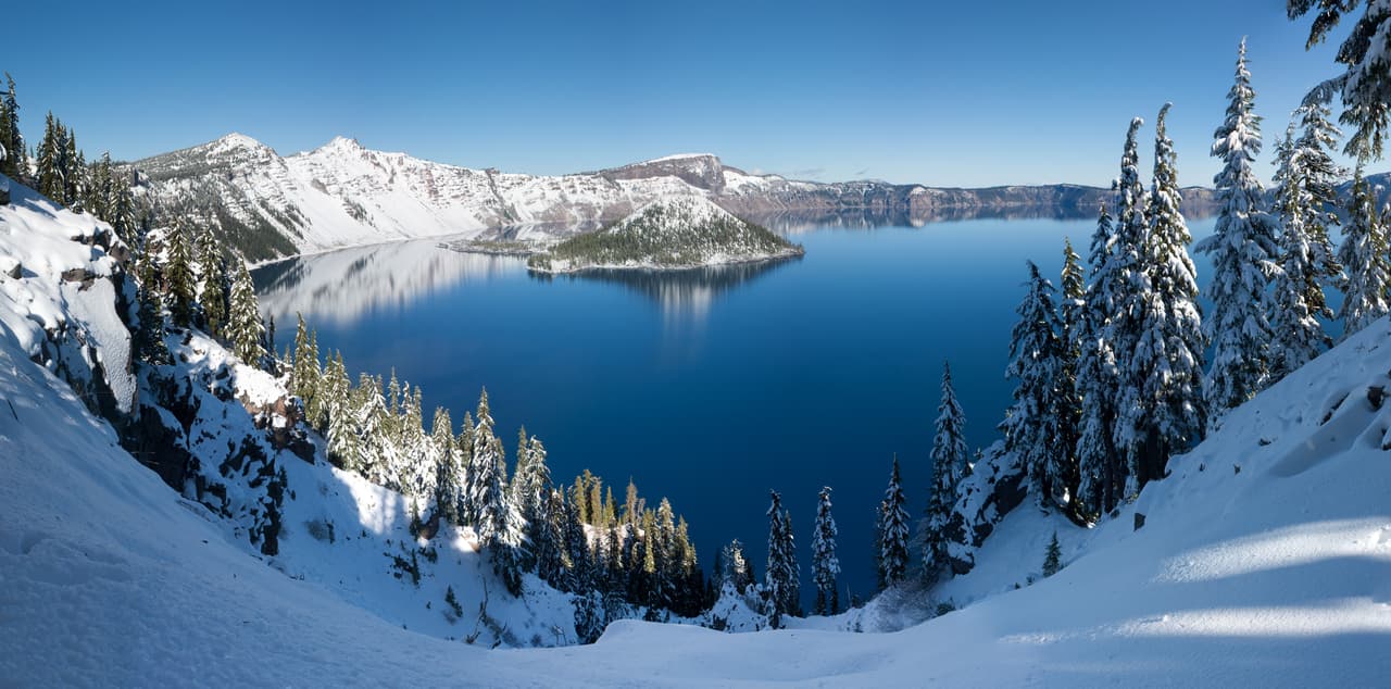 <b>Puesto 17: Crater Lake, Oregon. Índice de amenaza general: 129. </b>Es en realidad una depresión volcánica que se formó por el colapso del volcán conocido como Mount Mazama. Su caldera, el cráter que se forma en el centro de los volcanes, es considerada una de las más bellas del mundo. Tiene un lago de 1,900 pies de profundidad de aguas traslúcidas.