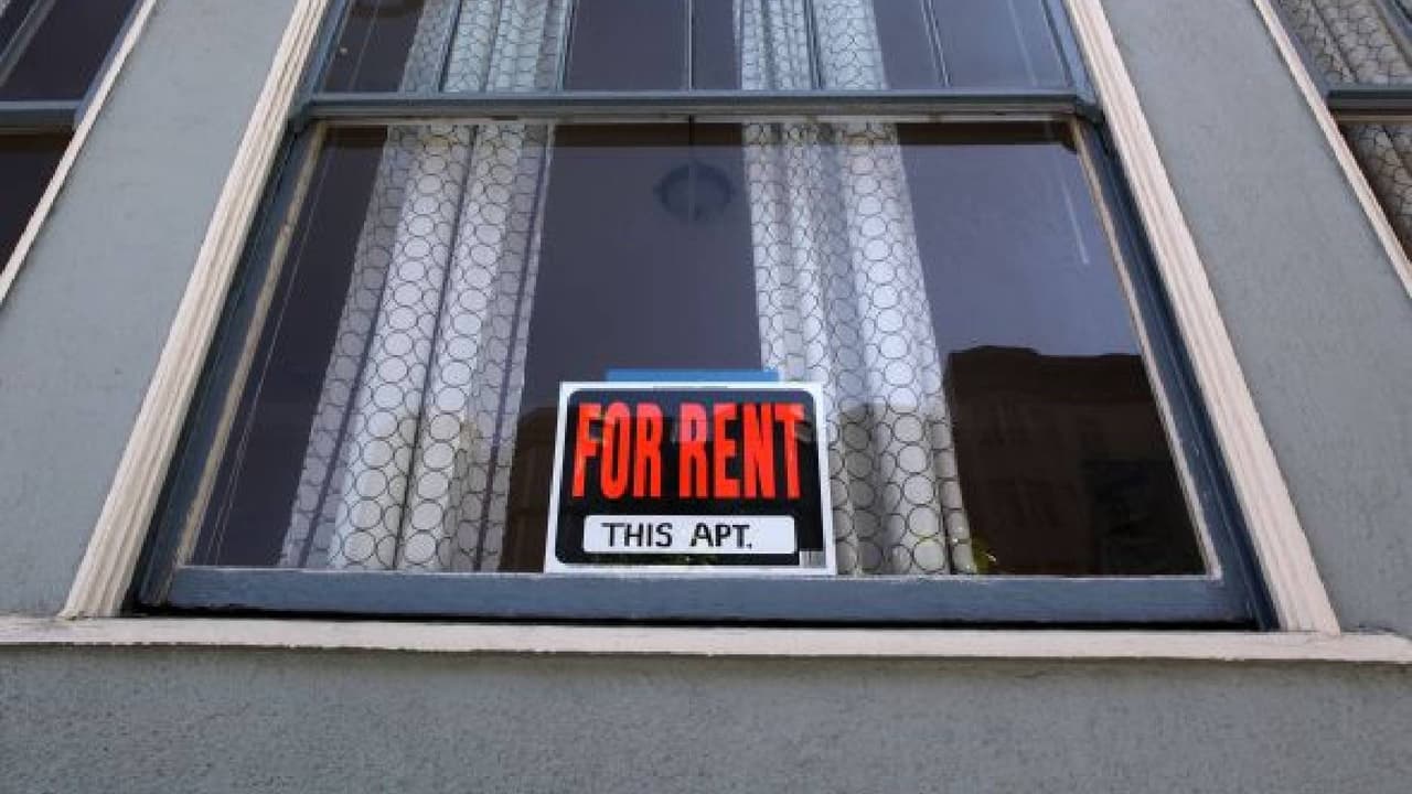 <h2 class="cms-H2-H2">¿Cómo aplicar?</h2>
<br>Lo puedes hacer llenando la solicitud en línea a través de la página 
<a href="https://www.phoenix.gov/housing" target="_blank">phoenix.gov/housing</a>, la cual está disponible en español. Sólo necesitas una dirección donde puedas recibir información relacionada con tu solicitud, un correo electrónico, número de teléfono, información sobre ti y los miembros de tu familia, así como el ingreso total del hogar de todos los miembros adultos.