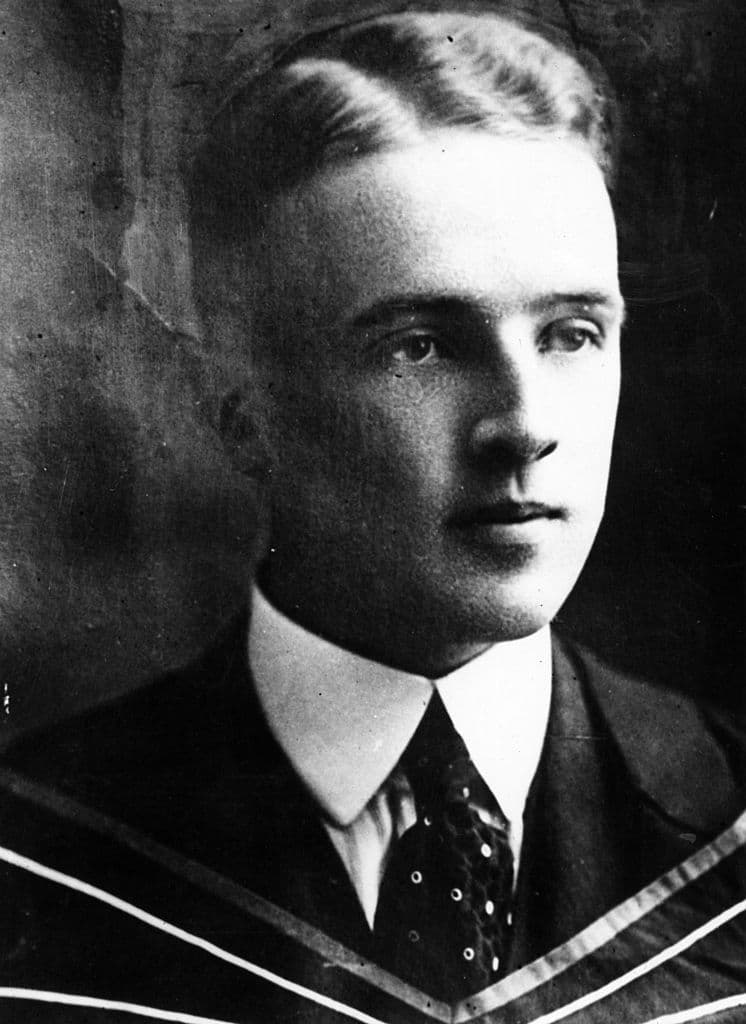 Para colaborar en el experimento de Banting fue asigando Charles Best (foto), entonces estudiante de medicina. 
<b>Banting y Best comenzaron el trabajo en 1921 que conduciría al descubrimiento de la insulina. </b>