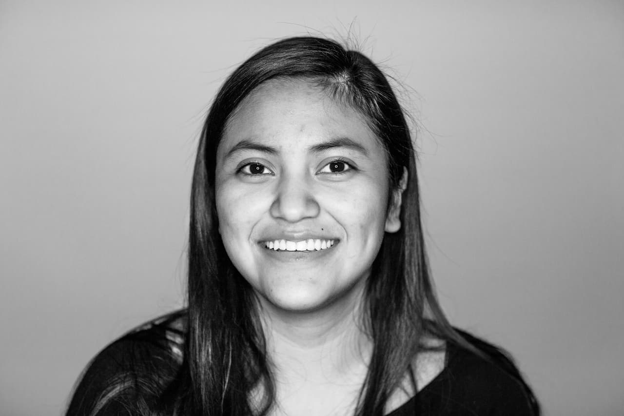 <b>17 años en EEUU.</b> Llegó al país a los dos años desde Guatemala. Es beneficiaria de DACA y teme que sus padres indocumentados simplemente un día no lleguen a casa. Le preocupa que el programa que la acoja sea suspendido y pierda sus estudios de Ciencias Políticas que hoy realiza en la Universidad. “En mi pueblo la gente que no tiene documentos está aterrada, ya me cansé de tener esperanzas, nosotros mismos debemos hacer algo, siempre hemos trabajado duro”.
<br>