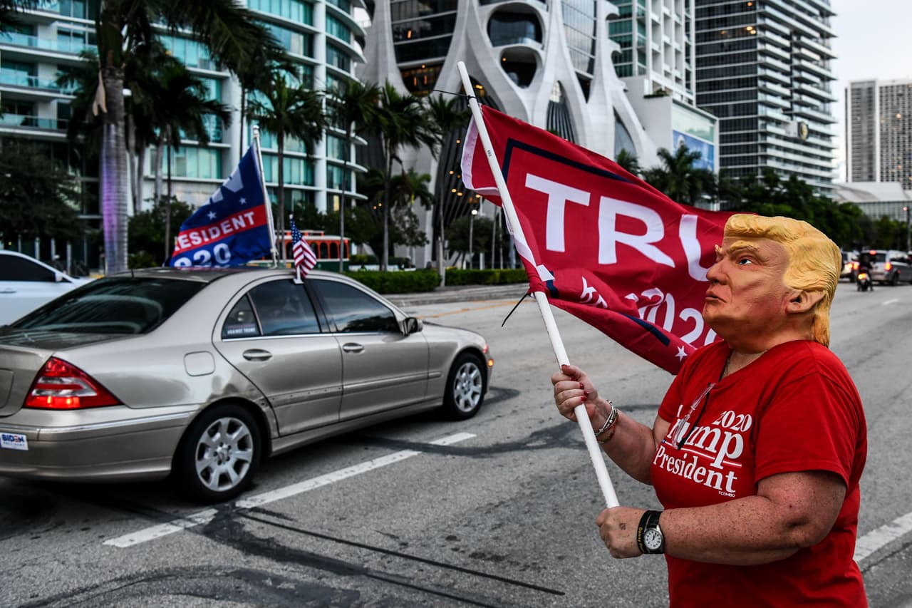 Donald Trump visitó Miami este jueves y en las afueras del Perez Art Museum, lugar a donde se dirigía el presidente para un evento electoral, se congregaron seguidores y detractores.
<br>
