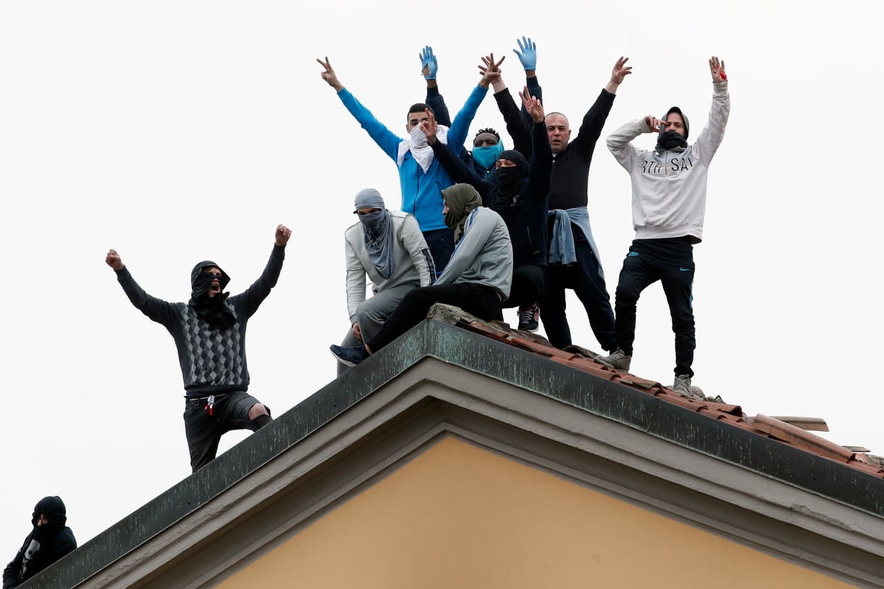 Mientras tanto, en la prisión de San Vittore en Milán, Italia, los reclusos protestaron en el techo de la c´árcel este lunes contra la suspensión de las visitas de familiares.