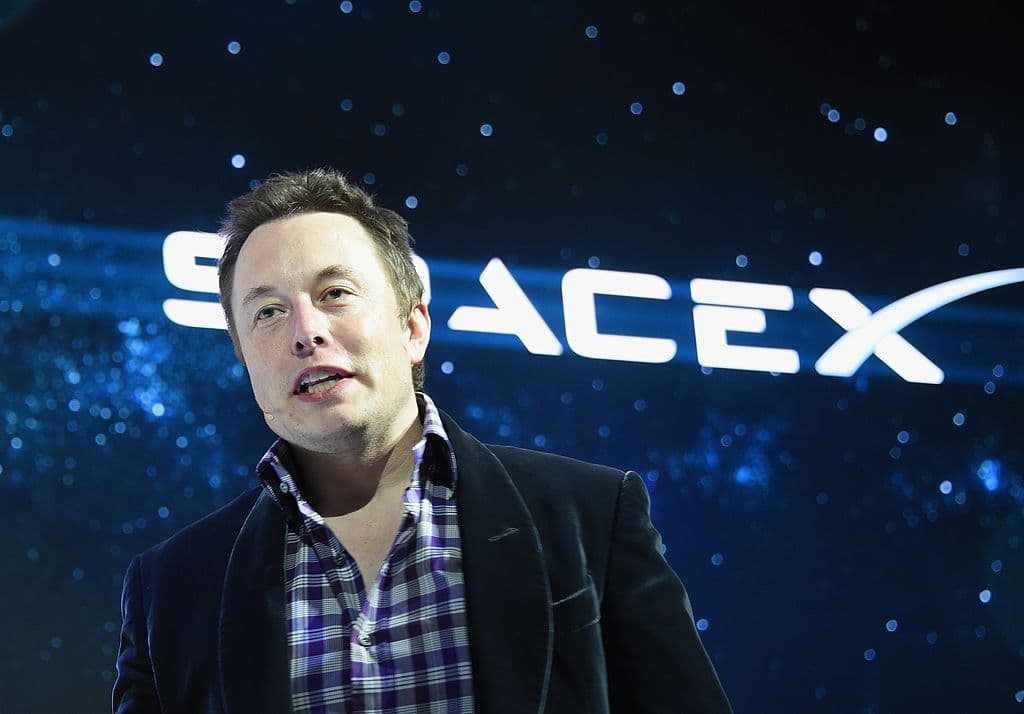 <b>Elon Musk,</b> el CEO de la compañía 
<b><a href="http://www.univision.com/temas/tesla">Tesla</a> </b>y SpaceX, aceptó formar parte de un consejo de expertos de la Casa Blanca pero renunció después de que Trump anunciara la salida de Estados Unidos del acuerdo de París sobre el cambio climático. "Dejo los consejos presidenciales. El cambio climático es real. Dejar el acuerdo de París no está bien ni para Estados Unidos ni para el mundo", escribió Musk en Twitter. Formó parte 
<b>133 días.</b>