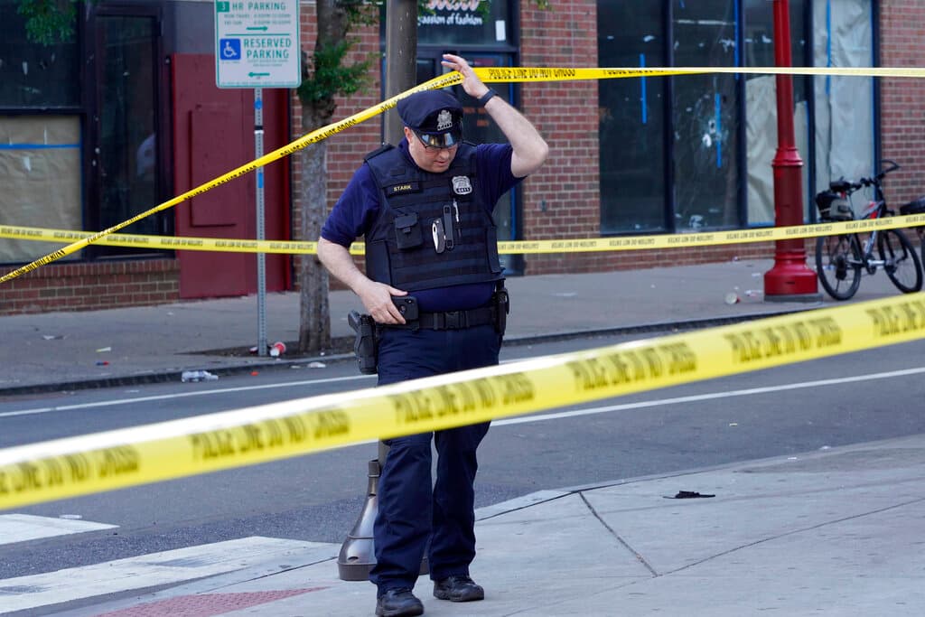 Al menos 13 muertos y más de 50 heridos dejan tiroteos este fin de semana en EEUU