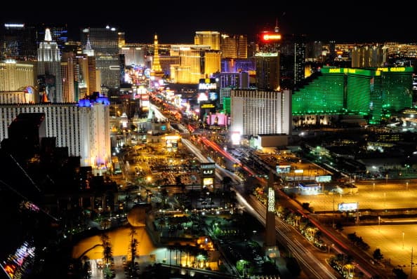 <h3 class="cms-H3-H3">6</h3>
<h3 class="cms-H3-H3">. Las Vegas, Nevada</h3>
<br>
<b>(Total: 51,18)</b>
<br>
<br>La ciudad tiene una 
<b>gran apertura en los ámbitos laborales y sociales para inmigrantes, un costo de vida no tan alto, salarios parejos para hombres y mujeres, además de mujeres en puestos de gran liderazgo,</b> como ejemplo está la alcaldesa, Carolyn Goodman, que lleva nueve años en el puesto. Como puntos en contra está el crecimiento en el pronóstico de desempleo el cual ya superó el 6% y un bajo gasto anual en salud. 
<br>