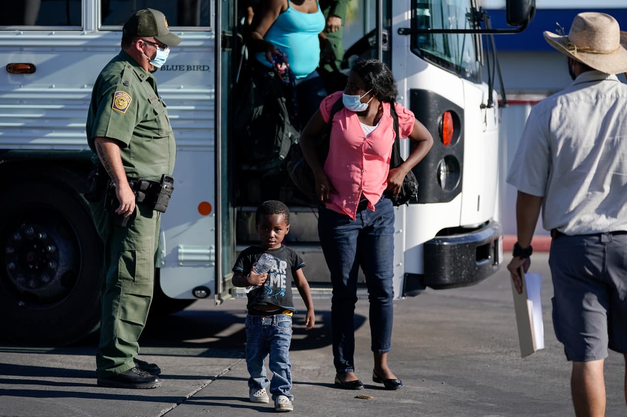 ¿Es legal enviar inmigrantes a otros estados como hacen Abbott y DeSantis?