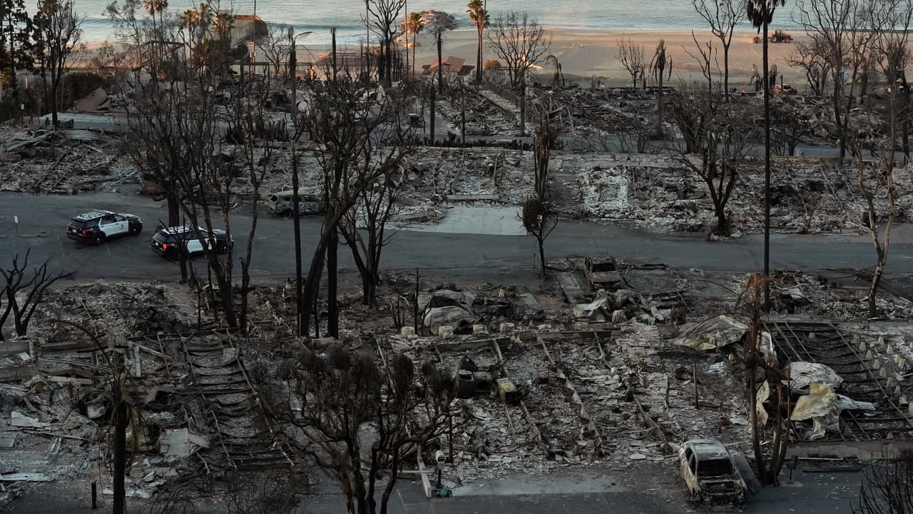 Los Ángeles se prepara para la reconstrucción mientras enfrenta incendios activos